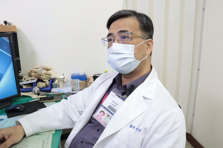 阿嬤骨鬆,小跌坐竟引起脊椎壓迫性骨折 部彰醫以微創手術解決痛源 阿嬤骨鬆,小跌坐竟引起脊椎壓迫性骨折 部彰醫以微創手術解決痛源