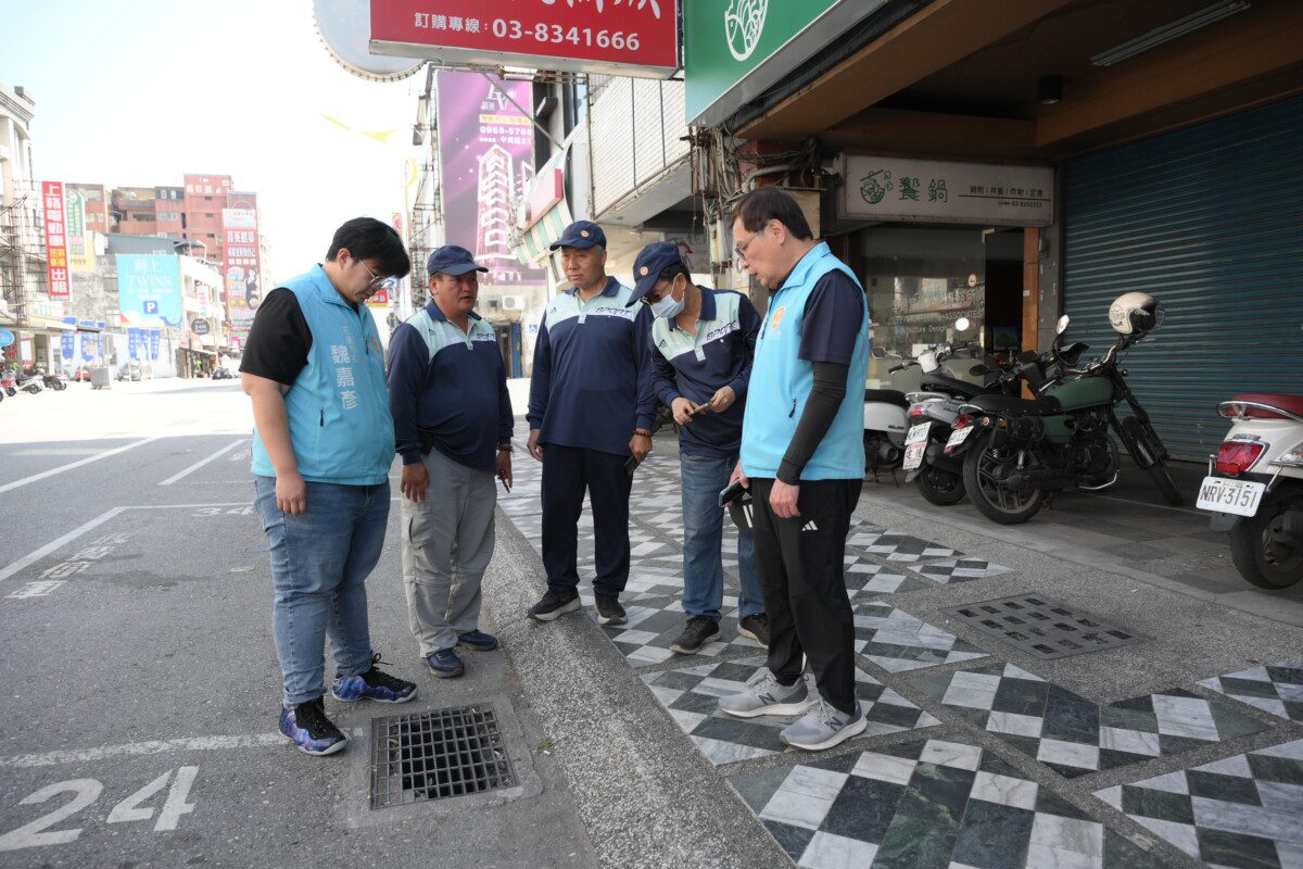 別讓排水溝變垃圾桶 市長魏嘉彥視察排水設施 籲勿丟菸蒂 倒廢油