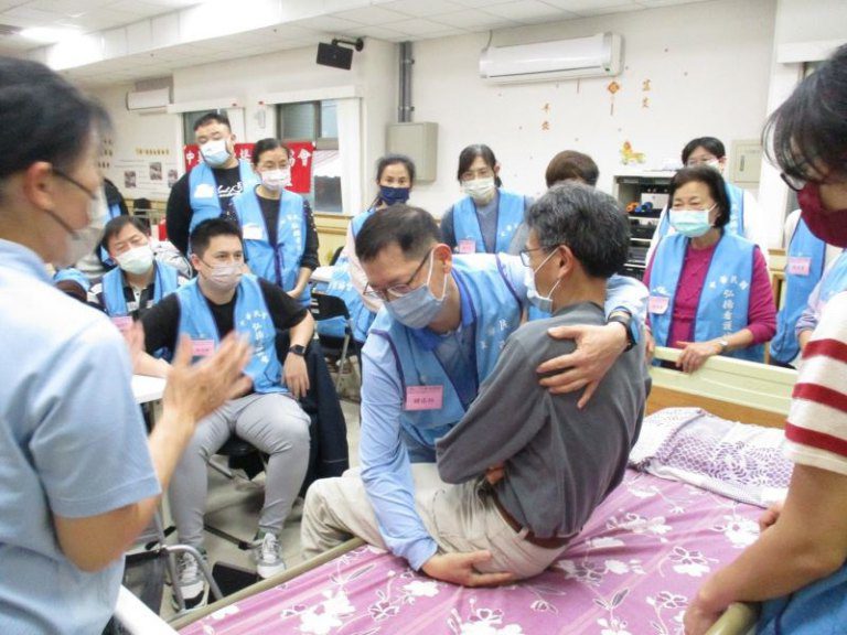 竹市府攜手產業培育照顧人才推「114年度照服專班」 邱臣遠代理市長邀市民一同傳遞愛與溫暖 竹市府攜手產業培育照顧人才推「114年度照服專班」 邱臣遠代理市長邀市民一同傳遞愛與溫暖