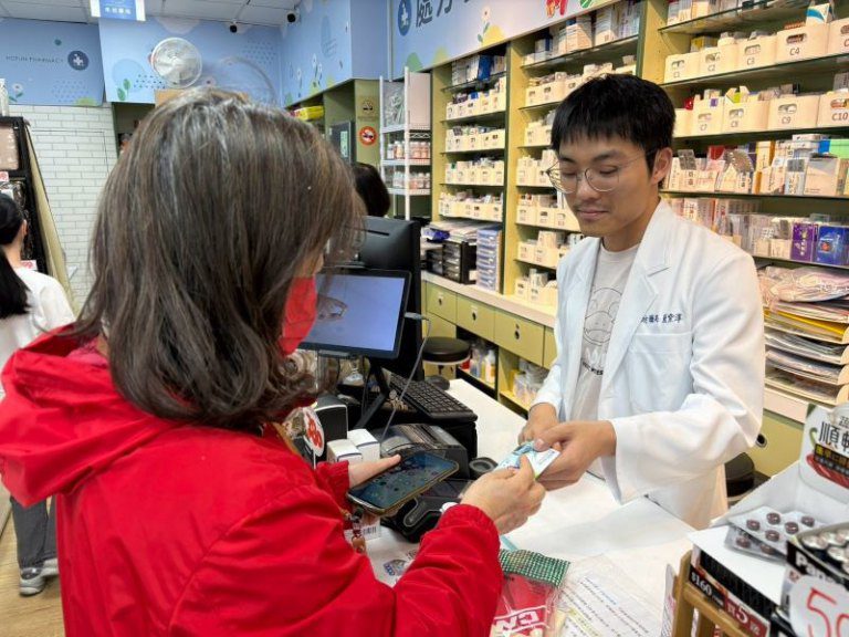 竹市敬老卡及愛心卡44家藥局響應！　邱臣遠代理市長歡迎更多業者加入行列 6/30前申請簽約最高補助1萬元