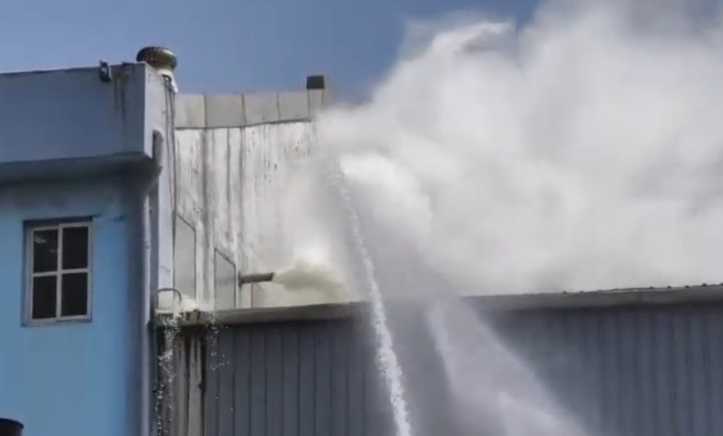 大園化工廠冒惡火!丙烯酸反應爐狂竄濃煙 大園化工廠冒惡火!丙烯酸反應爐狂竄濃煙