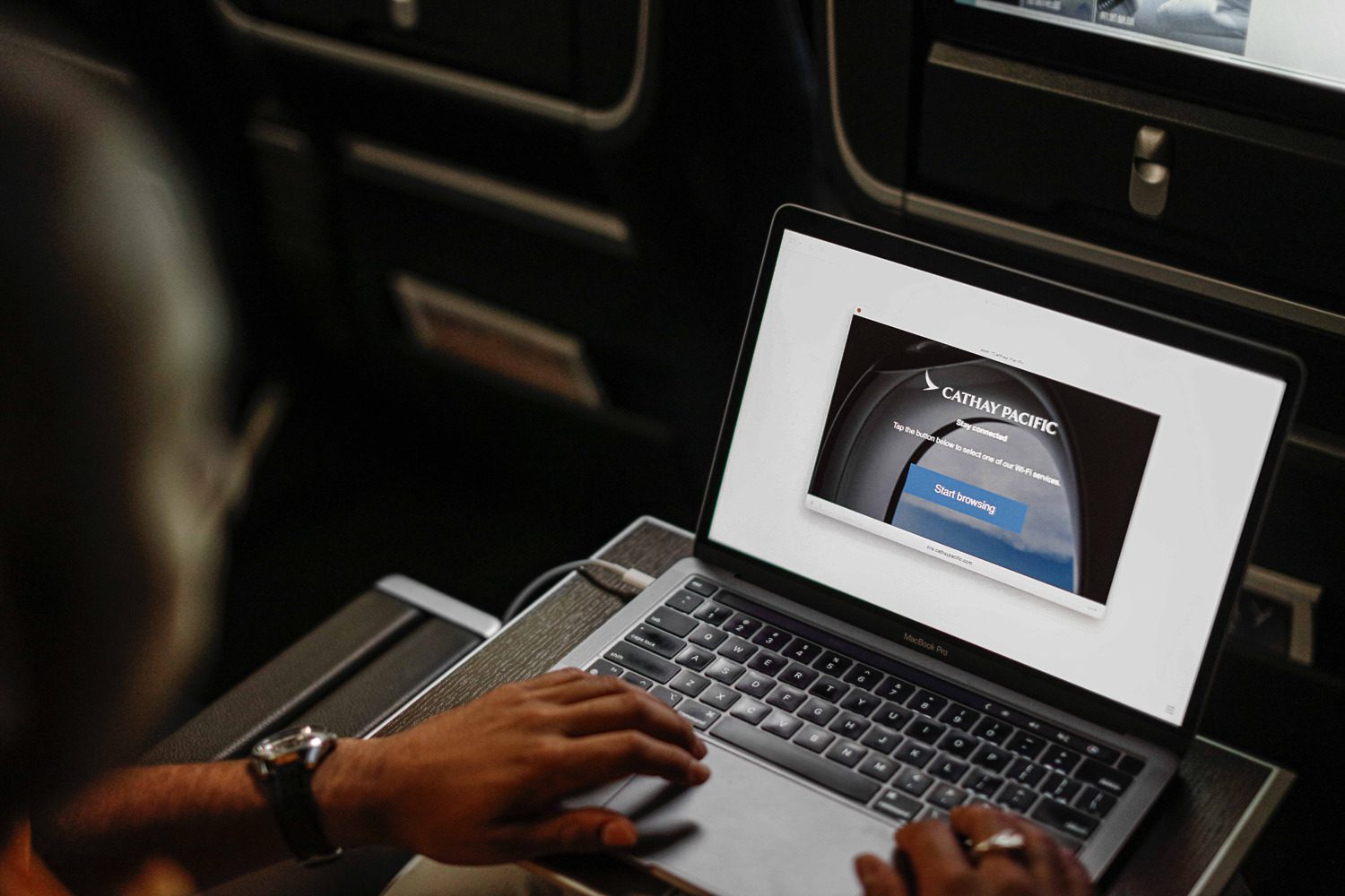 國泰航空宣布自8月起 全線航班提供椅背機上娛樂系統及無線網路 國泰航空宣布自8月起 全線航班提供椅背機上娛樂系統及無線網路