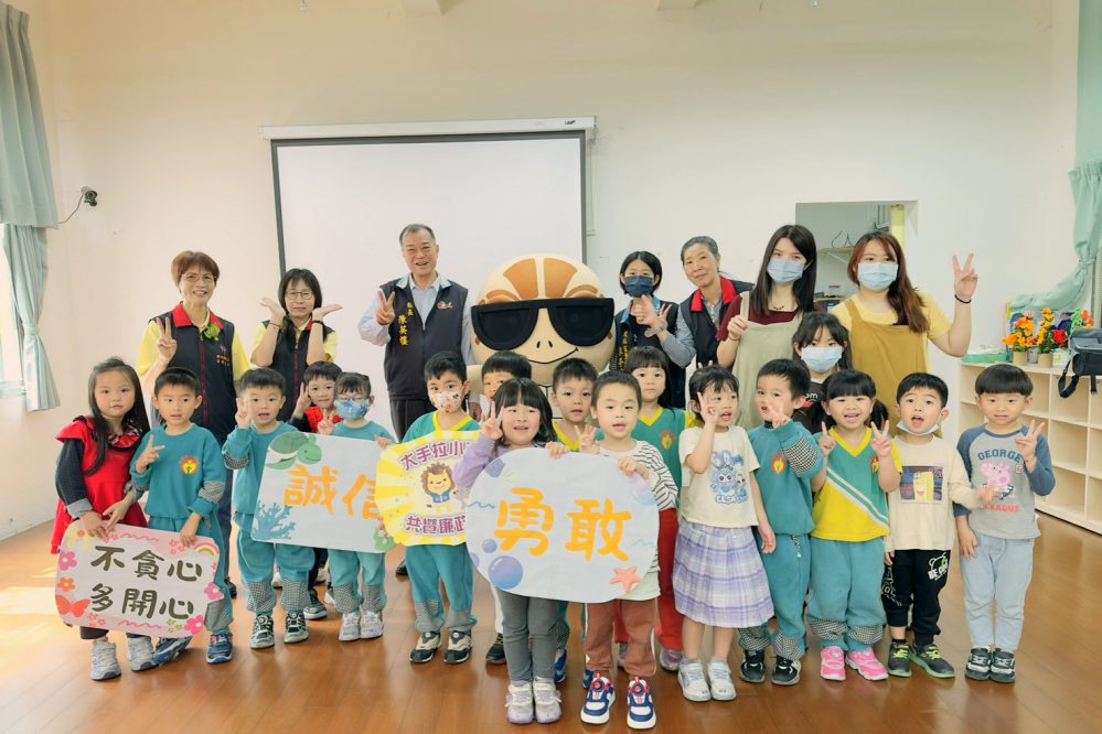 說故事扎根廉潔教育 新埔鎮公所廉政志工前進幼兒園深植誠信永續核心價值 說故事扎根廉潔教育 新埔鎮公所廉政志工前進幼兒園深植誠信永續核心價值