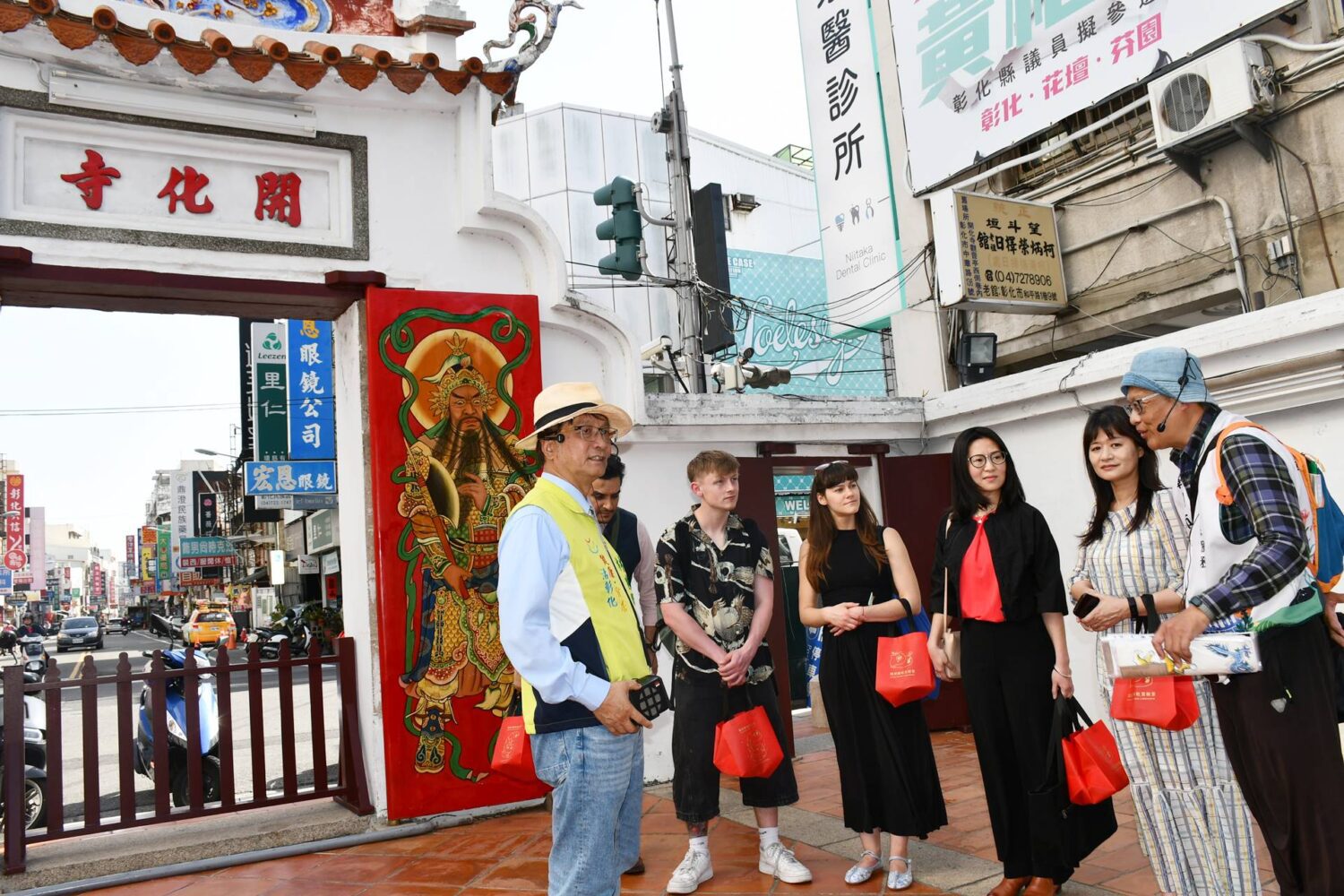 彰化市長導覽英國籍藝術家遊寺廟古蹟