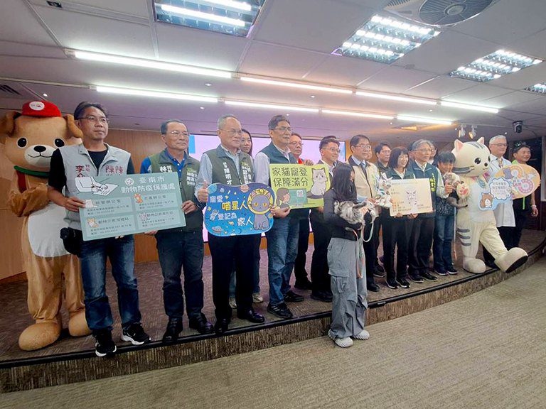 搶登記送好禮! 黃偉哲帶巷仔Niau打頭陣領取寵物身分證 搶登記送好禮! 黃偉哲帶巷仔Niau打頭陣領取寵物身分證