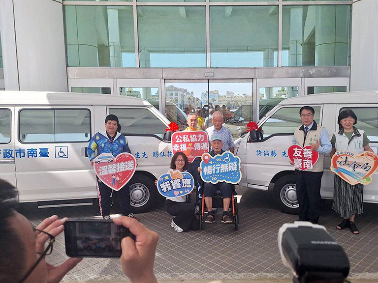 許仙賜家族捐贈2輛復康巴士　黃偉哲感謝回饋郷里造福身障市民