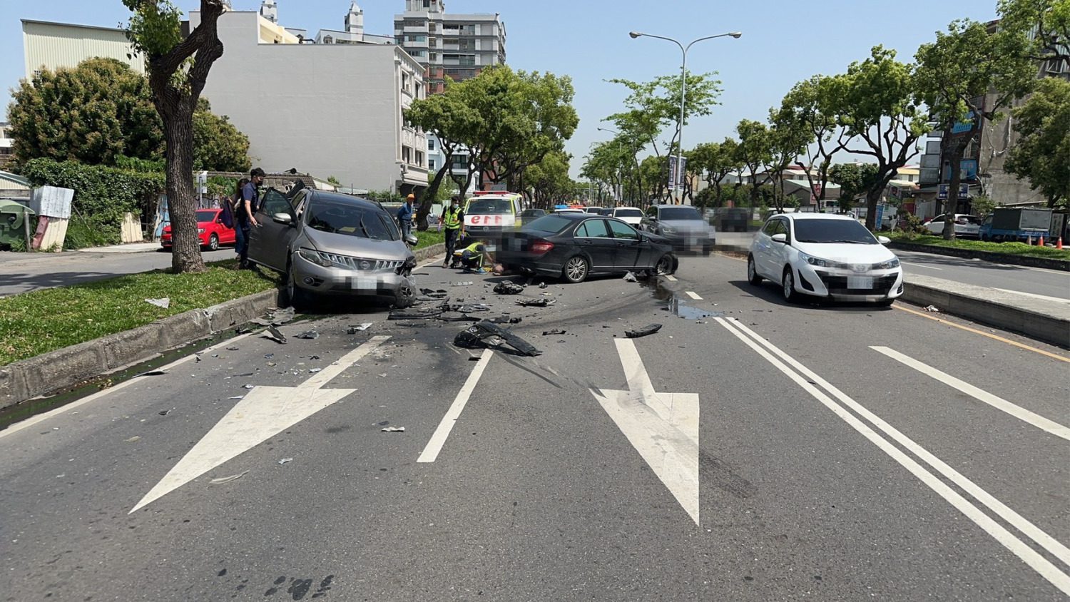 藏毒變照車牌拒檢逃逸 撞分隔島又撞對向車 藏毒變照車牌拒檢逃逸 撞分隔島又撞對向車