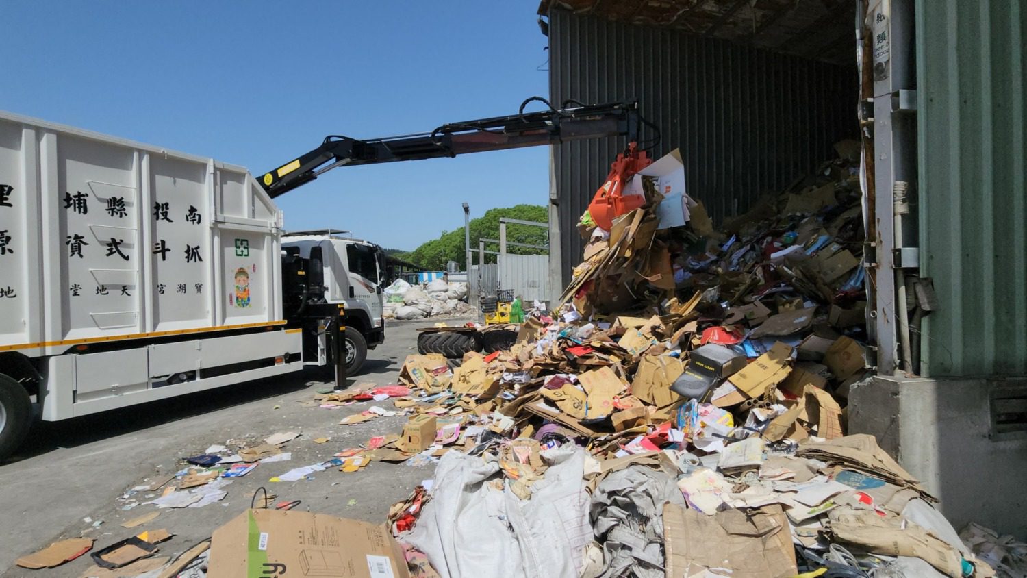 埔里鎮地母廟捐贈大型抓斗回收車 清掃力大增 埔里鎮地母廟捐贈大型抓斗回收車 清掃力大增