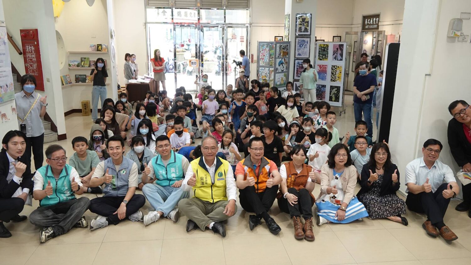 彰化忠孝國小美術班畢業美展　學童創意驚艷市圖展覽室