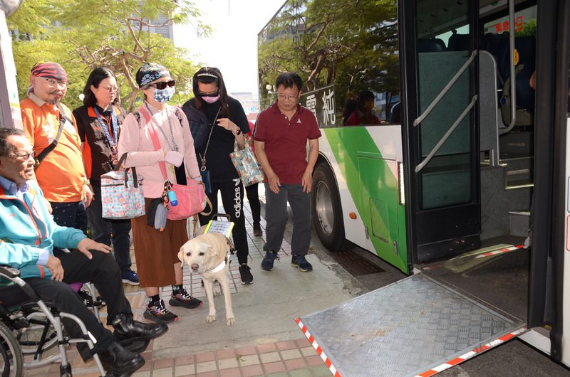 邀身障朋友實地教學「智慧等車」功能 讓智慧等車更貼心 邀身障朋友實地教學「智慧等車」功能 讓智慧等車更貼心