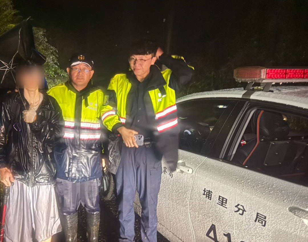男子獨攀九份二山迷途 警消冒雨搜山成功救援