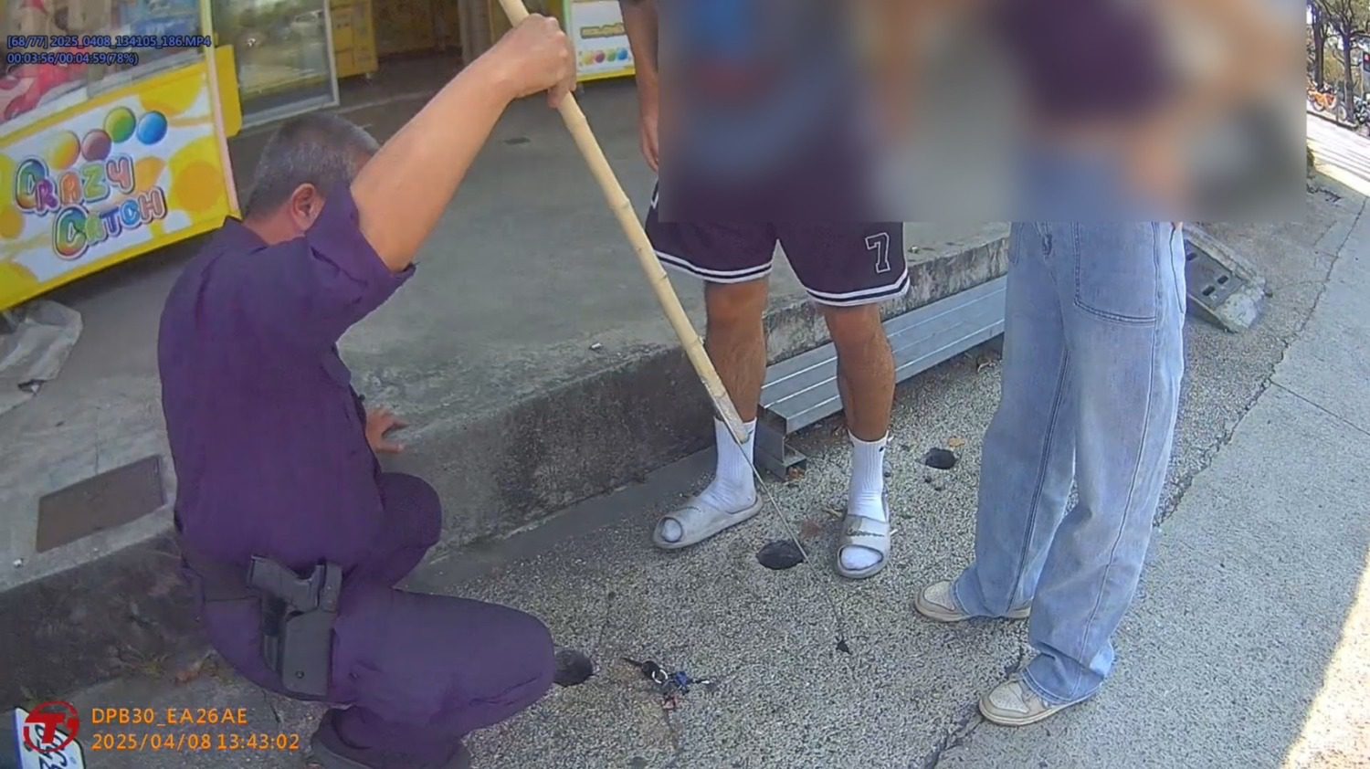 湖內警化身釣魚達人  巧思救援民眾落水鑰匙