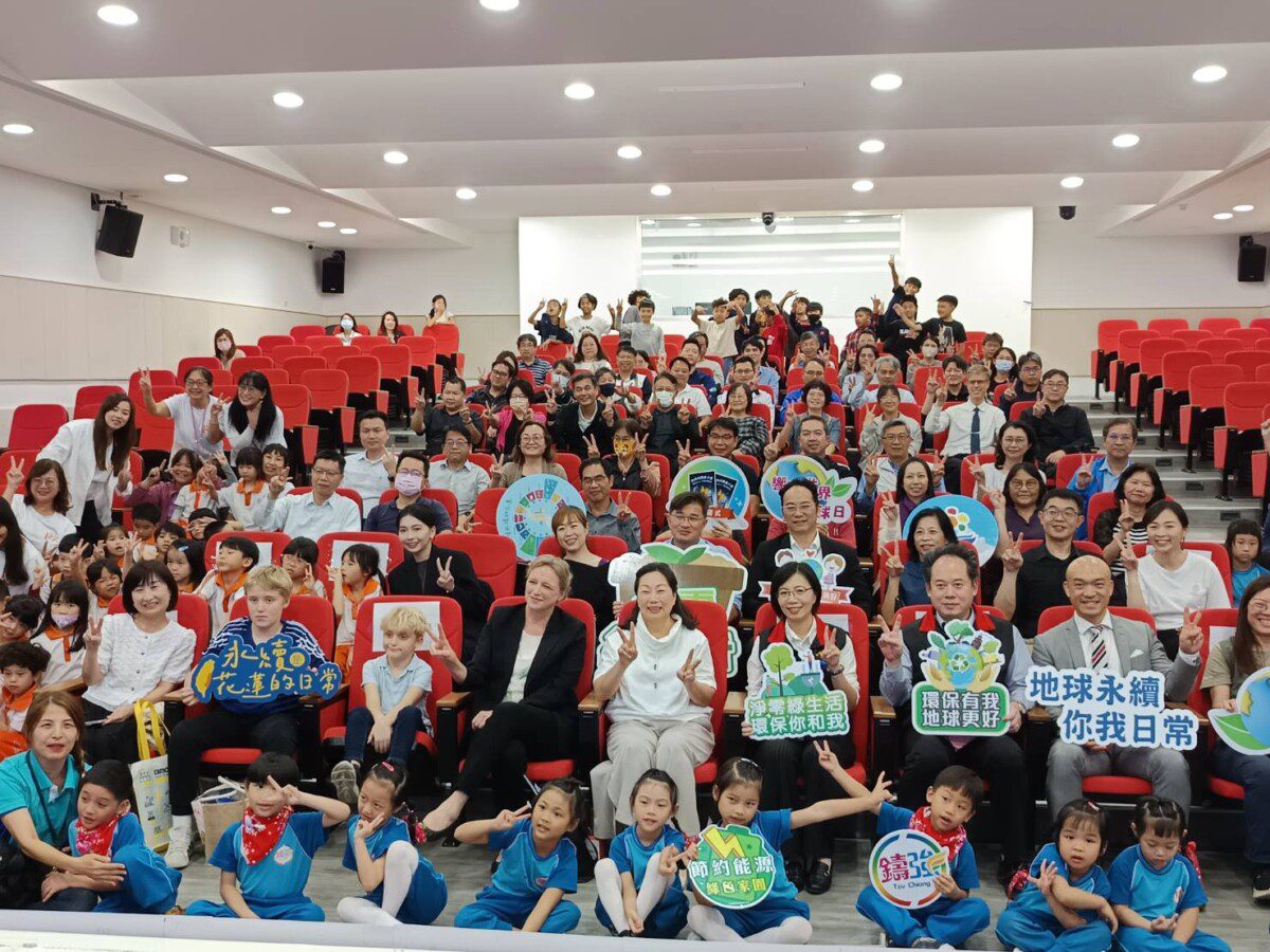 世界地球日 花蓮獲瑞典駐臺辦事處贈全縣國中小永續繪本 徐榛蔚 永續是花蓮日常每人都是實踐家