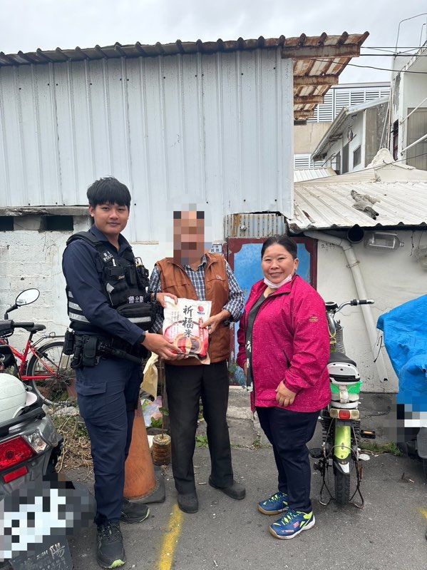 關懷弱勢不落人後  寶桑警結合民間愛心贈物資