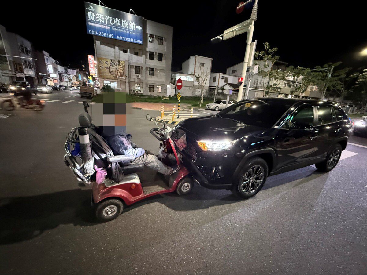 臺東市中華路一段與四維路一段路口   醫療代步車逆向行駛造成相撞事故