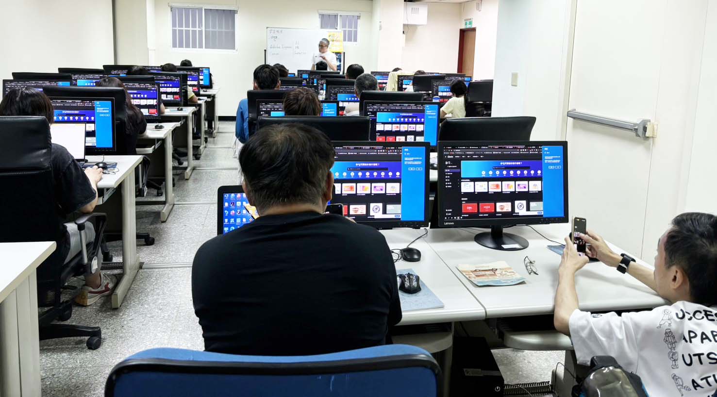 中市勞工大學進修 滿70小時再送好禮 中市勞工大學進修 滿70小時再送好禮