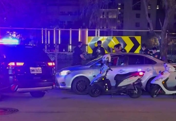 自小客車違停於路口         西屯警盤查抄出毒品 自小客車違停於路口         西屯警盤查抄出毒品