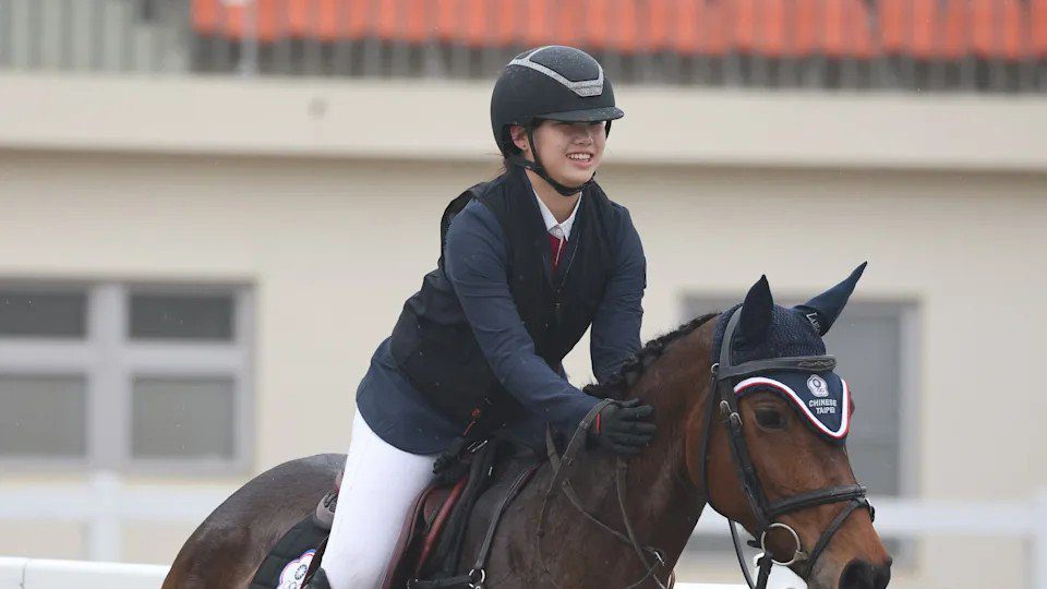 華中學生張爰爰 勇奪2025亞洲盃少年馬術賽季軍