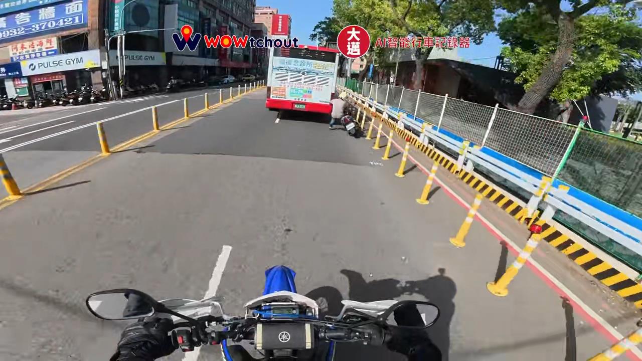 【有片】恐怖！公車突變換車道 機車騎士險遭捲進車底