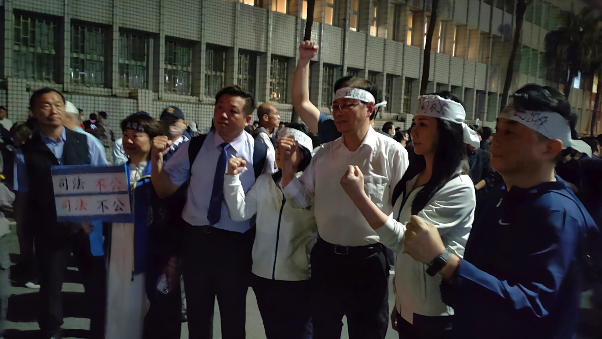 張善政北檢前抗議怒吼:台灣正面臨綠共內耗危機 張善政北檢前抗議怒吼:台灣正面臨綠共內耗危機