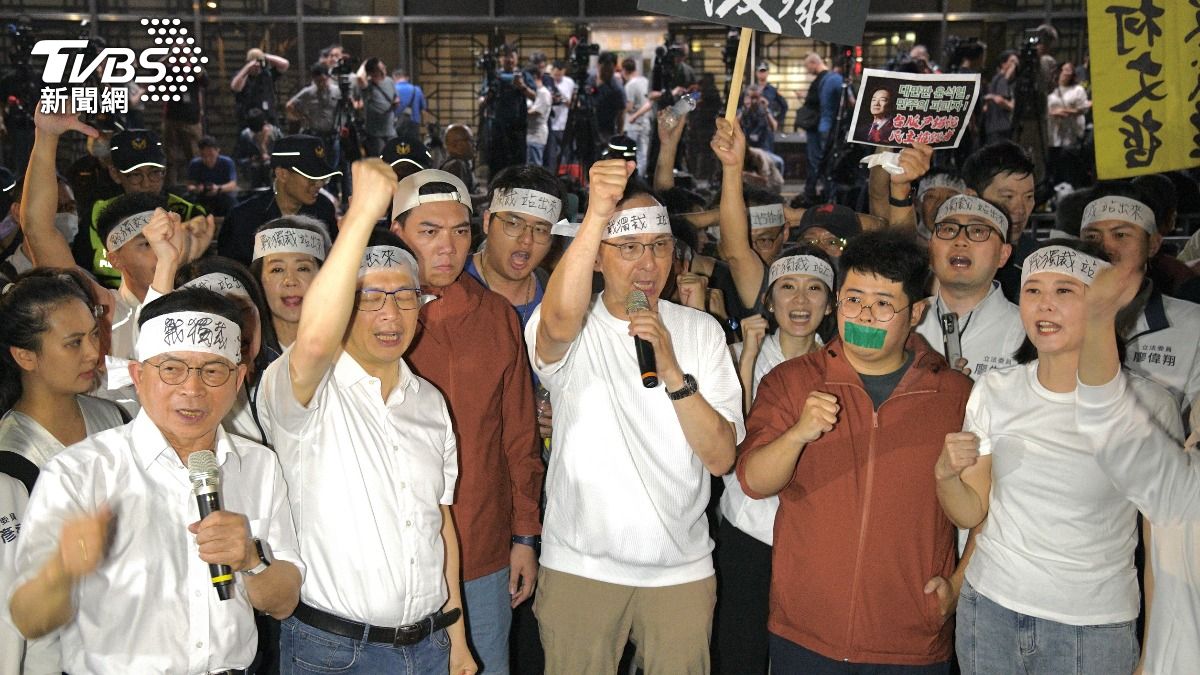 國民黨北檢集結「戰獨裁」 警四度舉牌 朱立倫預告:下週六凱道「罷免賴清德」 國民黨北檢集結「戰獨裁」 警四度舉牌 朱立倫預告:下週六凱道「罷免賴清德」