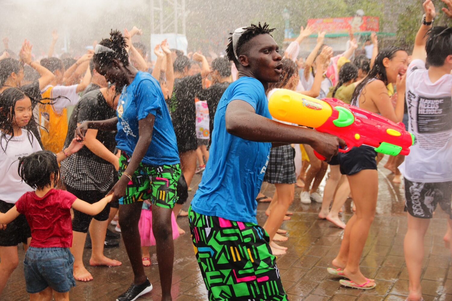 關西六福村潑水節一連兩天開戰　水槍、祝福一次來