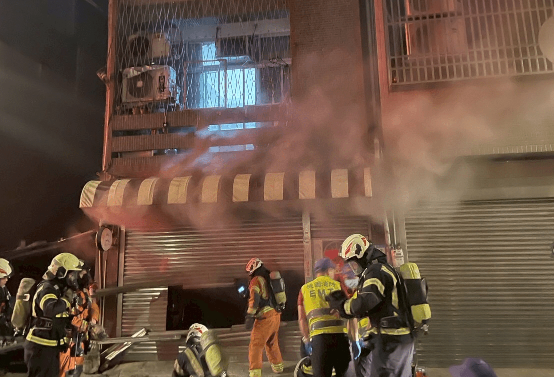 平鎮民宅凌晨竄惡火!這東西大響救全家一命 平鎮民宅凌晨竄惡火!這東西大響救全家一命