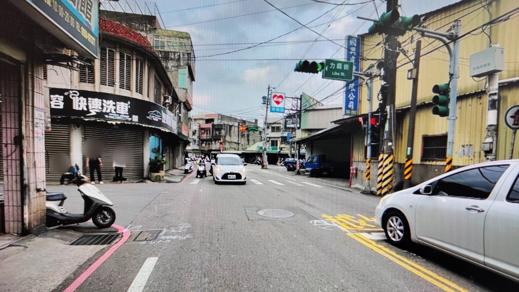 【有片】闖紅燈釀禍！無辜騎士突遭衝撞驚險畫面曝