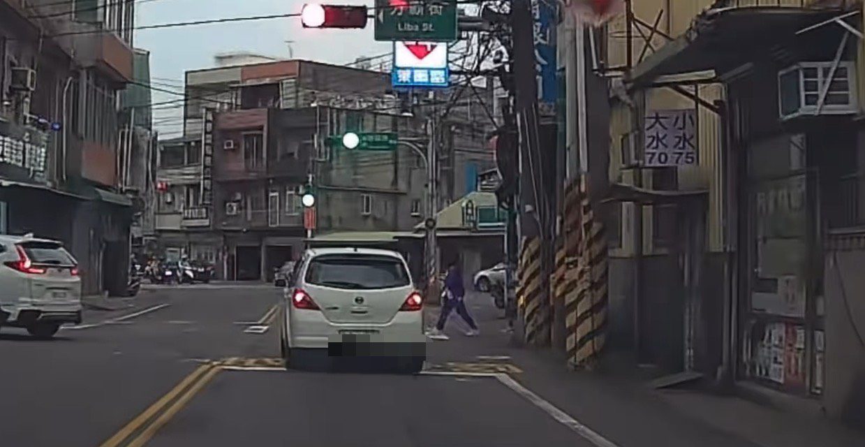 紅燈照衝！八德駕駛無視行人穿越 網轟：根本看不見紅燈