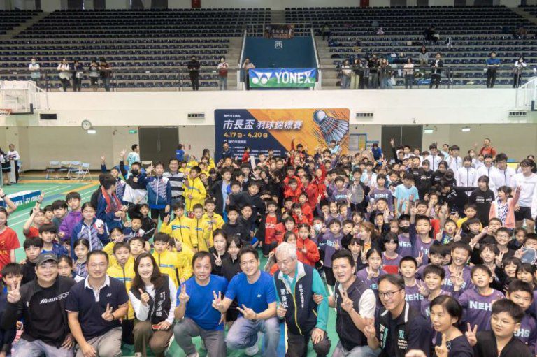 114年新竹市長盃羽球賽逾1,600名好手齊聚揮拍　邱臣遠代理市長勉享受運動