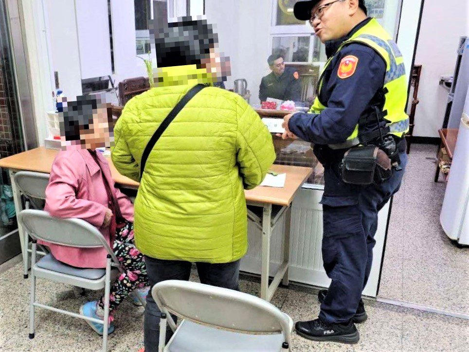 老婦外出迷途 長竹警查證身份助團圓 老婦外出迷途 長竹警查證身份助團圓