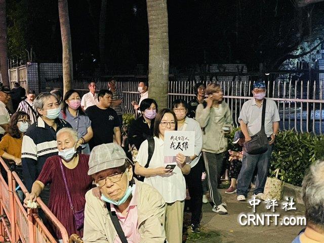 聲援黃呂錦茹 藍數百人集結等羈押庭結果 聲援黃呂錦茹 藍數百人集結等羈押庭結果