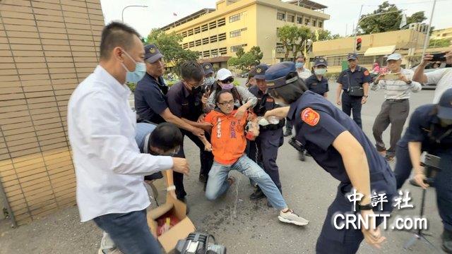 高雄雙罷劫! 罷綠領銜人徐尚賢移送 擋車抗議一片混亂 高雄雙罷劫! 罷綠領銜人徐尚賢移送 擋車抗議一片混亂