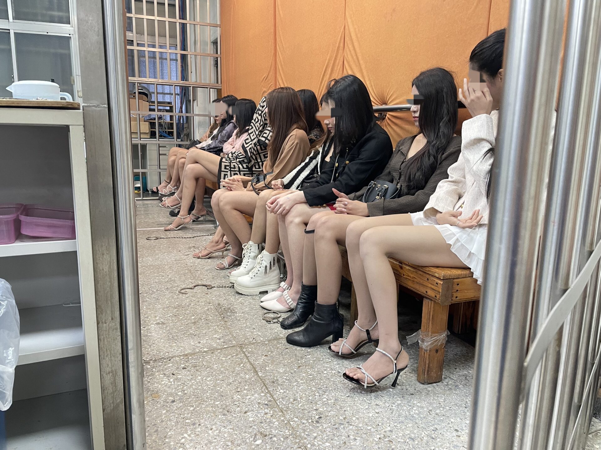 壢警雷霆掃蕩深夜突擊特種場所 15泰女非法陪酒全遭逮 壢警雷霆掃蕩深夜突擊特種場所 15泰女非法陪酒全遭逮