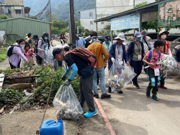 響應世界地球日 新竹縣全民動員撿拾菸蒂守護環境整潔 響應世界地球日 新竹縣全民動員撿拾菸蒂守護環境整潔
