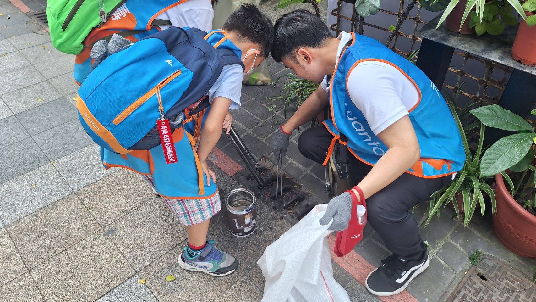 淨街一小時見成效! 中市響應世界地球日 公私攜手淨街維護市容整潔 淨街一小時見成效! 中市響應世界地球日 公私攜手淨街維護市容整潔