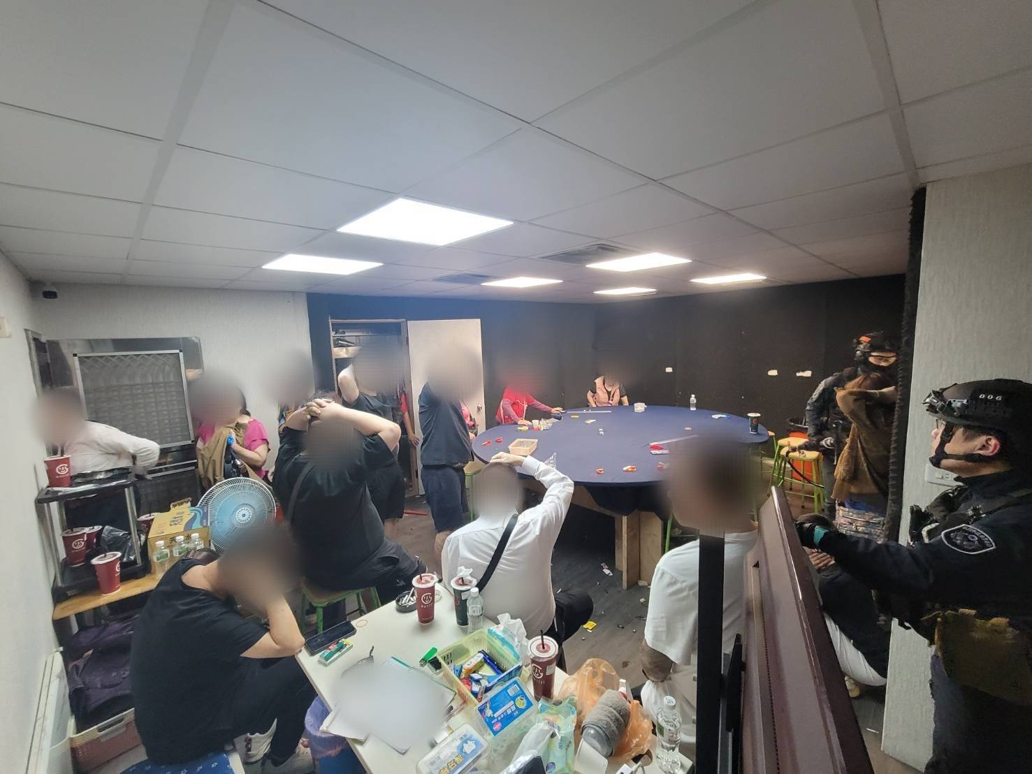 推筒子賭場暗藏深巷！八德警雷霆除暴攻堅逮41人