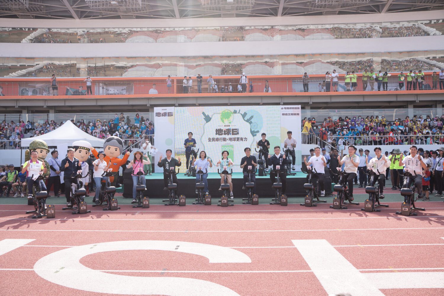 陳其邁市長親自發電愛地球 響應全民綠行動 地球更有力