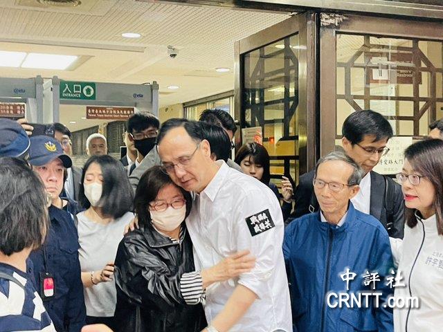 黃呂錦茹無保釋放　與夫、朱立倫飆淚擁抱　初文卿、姚富文裁定羈押禁見