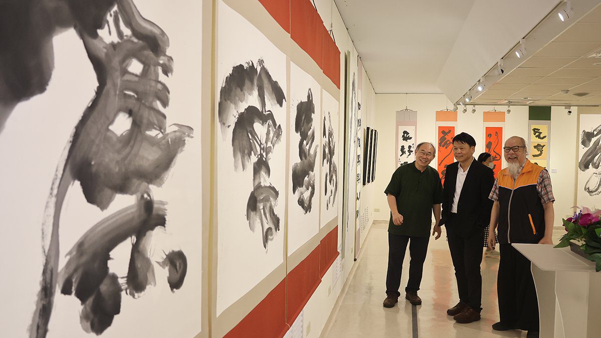 張志鴻書法展《鴻喜雲集》 葫蘆墩文化中心登場 展現書藝五十年創新歷程 張志鴻書法展《鴻喜雲集》 葫蘆墩文化中心登場 展現書藝五十年創新歷程