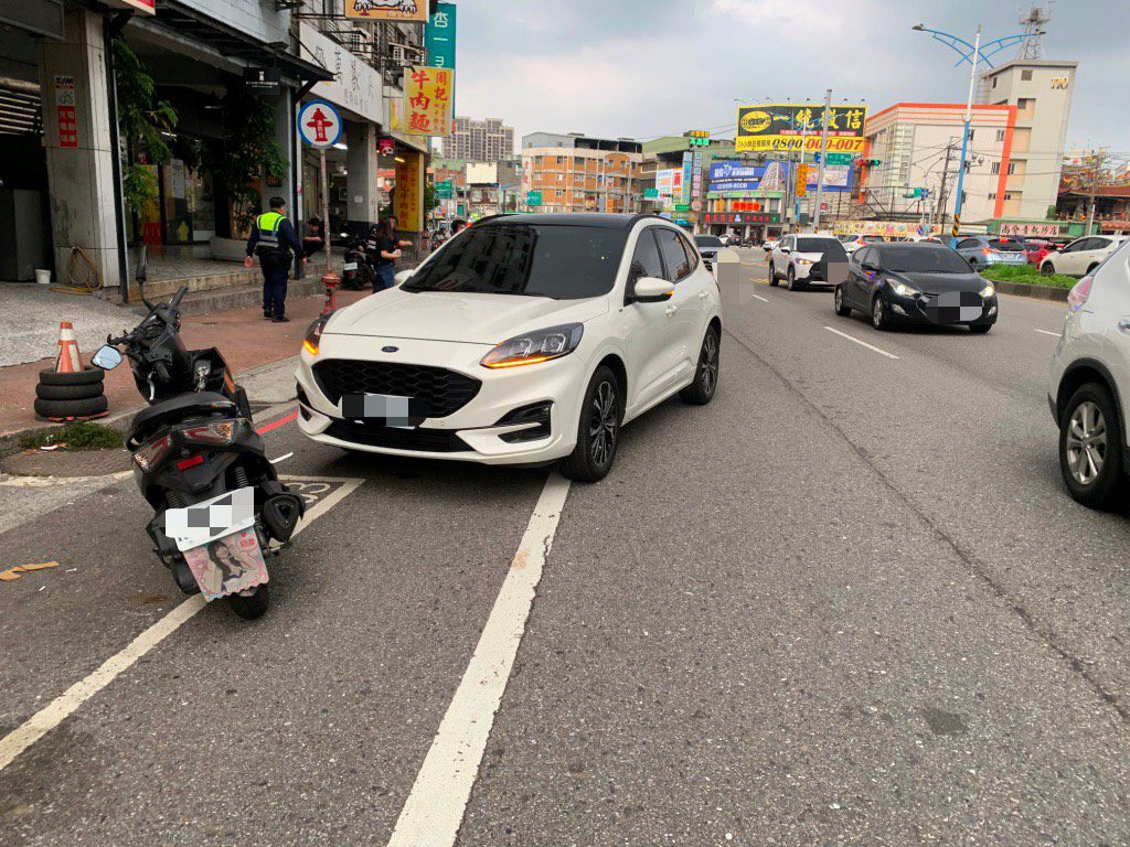 【有片】龜山小客車突鬼切路旁 後方騎士慘遭擊落 【有片】龜山小客車突鬼切路旁 後方騎士慘遭擊落
