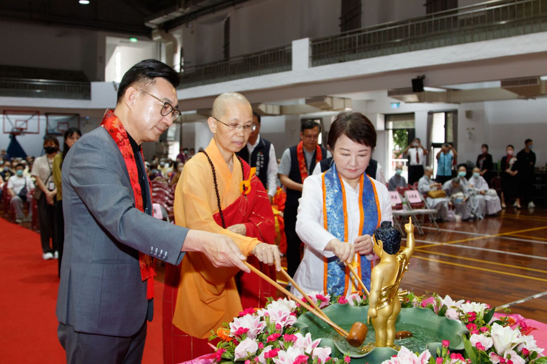 大台中佛誕節法會2千人共沐佛恩 盧秀燕祈三願:四時無災、世界和平、國家安定 大台中佛誕節法會2千人共沐佛恩 盧秀燕祈三願:四時無災、世界和平、國家安定