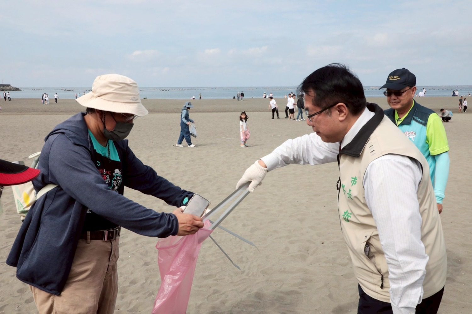 出席南都汽車淨灘活動　黃偉哲號召全民守護海洋、珍愛台灣