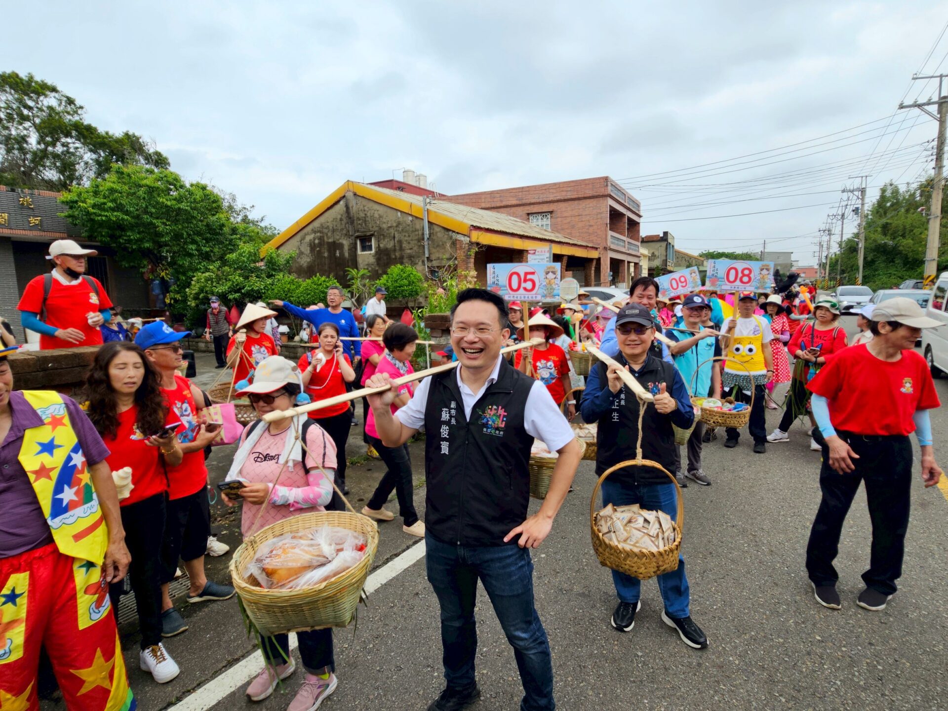 蘇俊賓與民共挑福擔創意踩街 讚石滬媽祖文化節「規模不大卻精彩」