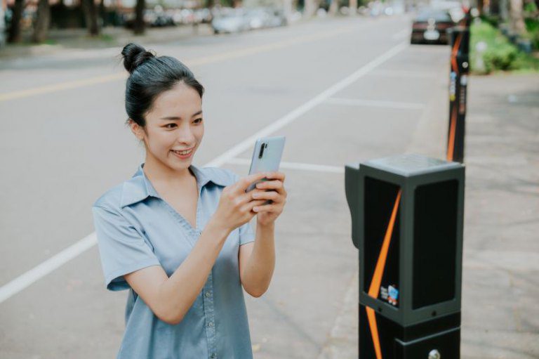 竹市府廣設智慧車柱獲好評　代理市長邱臣遠：多元支付擴大至12家提升市政服務效能