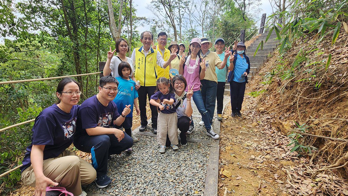 雲霧山景超夢幻!埔里鰲頭山步道完工開走 健行送生吐司爆人潮 雲霧山景超夢幻!埔里鰲頭山步道完工開走 健行送生吐司爆人潮