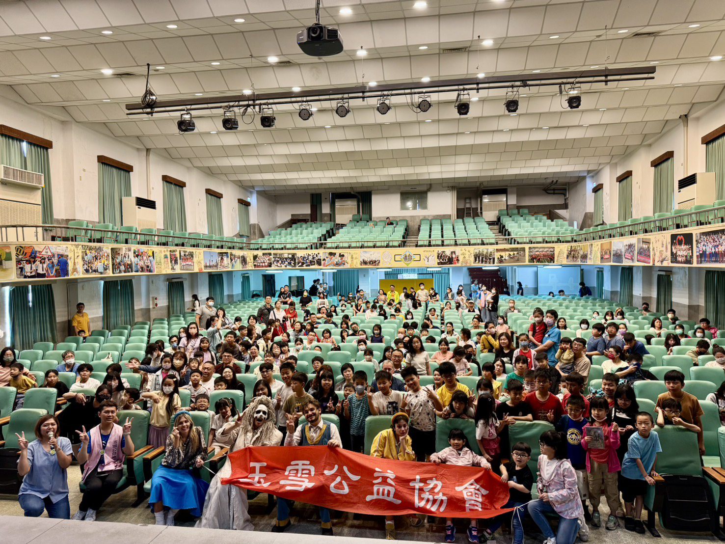 清水美語村活動完美收官！玉雪公益攜小蜜蜂美語邀國際劇團演出