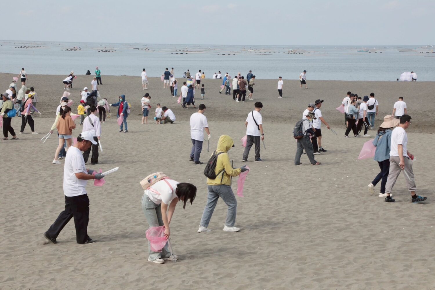 黃偉哲出席南都汽車淨灘活動 號召全民守護海洋、珍愛台灣 黃偉哲出席南都汽車淨灘活動 號召全民守護海洋、珍愛台灣