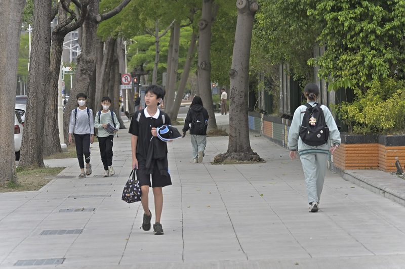中華藝校通學步道改善完成 提升輕軌及美術館周邊散策品質 中華藝校通學步道改善完成 提升輕軌及美術館周邊散策品質