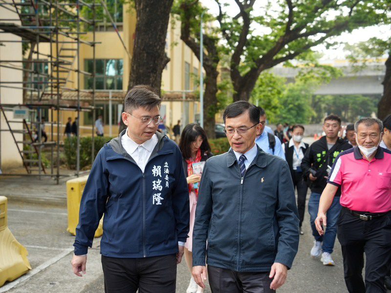 賴瑞隆緊盯高雄產業發展:高雄五大轉型工程齊發,打造半導體S廊帶與綠能科技新核心 賴瑞隆緊盯高雄產業發展:高雄五大轉型工程齊發,打造半導體S廊帶與綠能科技新核心